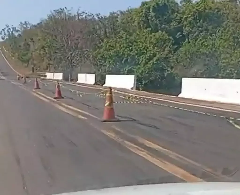 Imagem de compartilhamento para o artigo Ponte sobre o Rio Sucuriú apresenta rachaduras e é parcialmente interditada na MS-320 da MS Todo dia